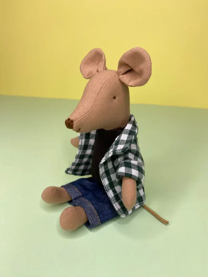 Sóller - Mini ratinho com calça de ganga e sobrecamisa