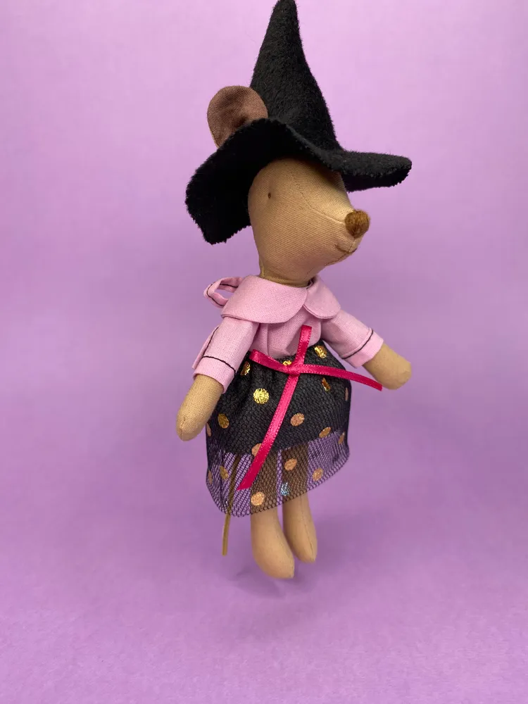 Pequena Bruxinha com Saia de Tule